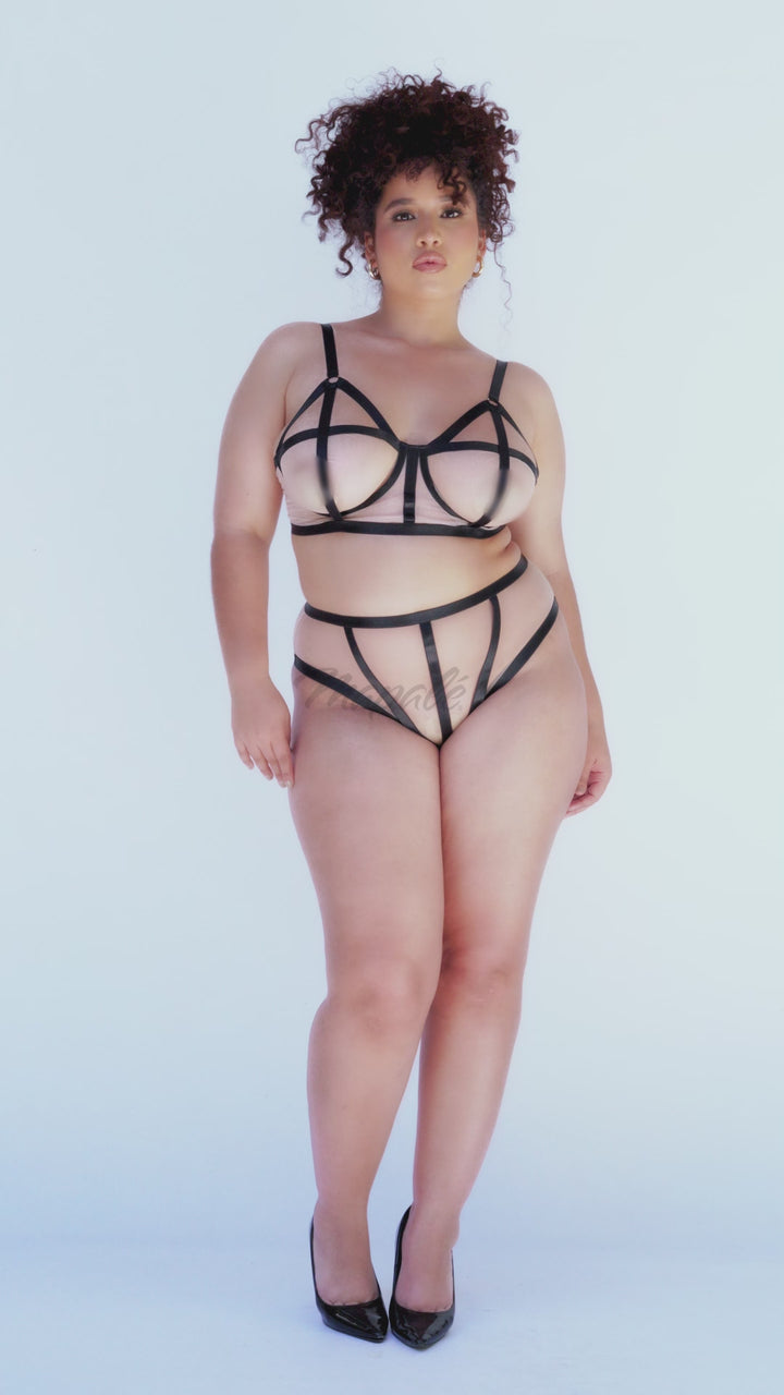 Three-Piece Mesh Set with Contrasting Trims